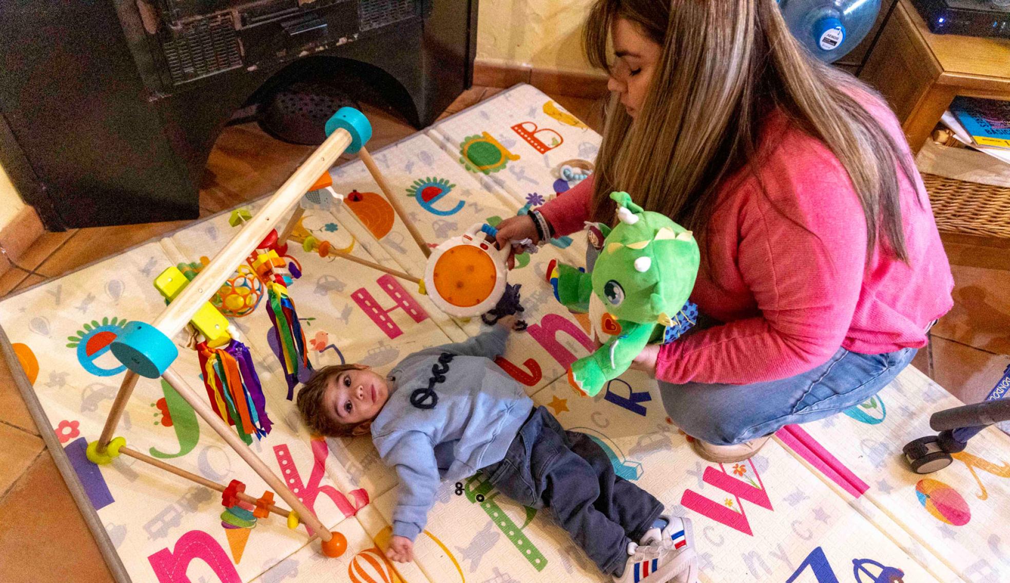 Lucía estimula sensorialmente a Óscar. 