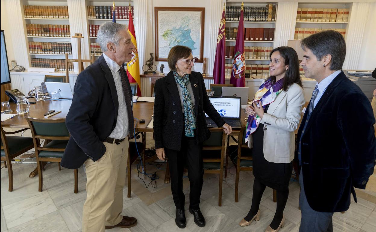 Carlos Conradi, director de la Mancomunidad, Francisca Baraza, Miriam Bódalo y Juan Cascales, secretaria general y director adjunto de este organismo, tras la reunión del Comité Ejecutivo en Cartagena. 