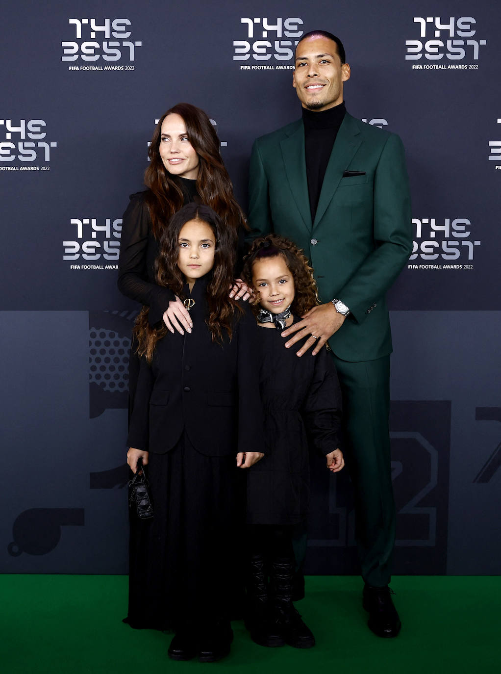 Virgil van Dijk, central de la selección neerlandesa y del Liverpool, posa junto a su mujer y sus hijos a su llegada a la ceremonia.