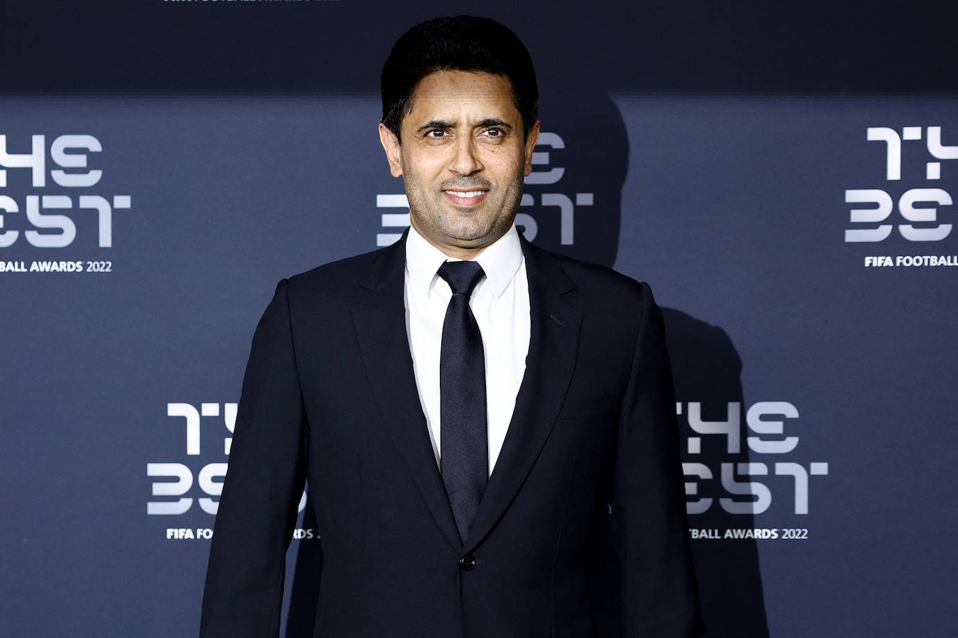 Nasser Al-Khelaïfi, presidente del PSG, posa a su llegada a la gala.