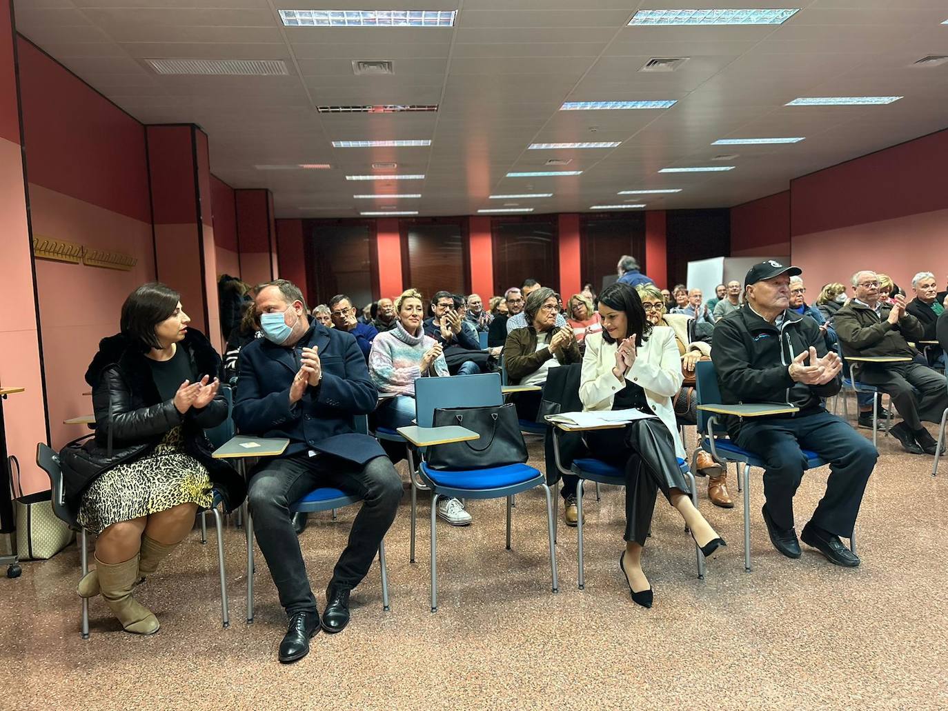 María García, Luis Quesada y Carolina Gracia siguieron la Asamblea desde primera fila.