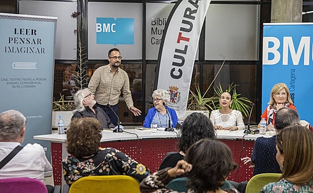 Antonio Marín Albalate, David Martínez, María Teresa Cervantes, Juana J. Marín Saura y Ana Cárceles, en la presentación del último libro publicado por María Teresa Cervantes, '¿En qué estás pensando?' (MurciaLibro, 2021).