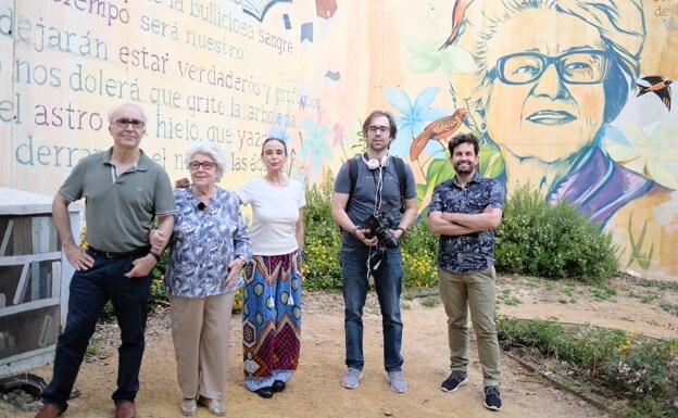 Primitivo Pérez, María Teresa Cervantes, Juana J. Marín Saura, Abel Morte and Manuel Madrid, next to the mural dedicated to the writer in the University District of Cartagena. 