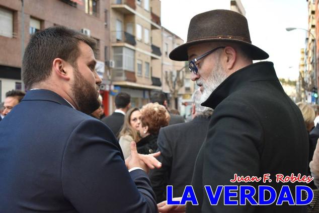 Galardonados por los colectivos festeros posan junto al autor del Cartel de Fiestas, José Manuel Puebla; el secretario general de la Comisión de Festejos, Simón Laborda; el hermano mayor de la Cofradía de la Vera Cruz, Luis Melgarejo; y el alcalde de Caravaca, José Francisco García. 
