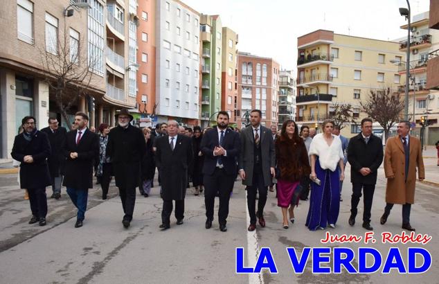 Galardonados por los colectivos festeros posan junto al autor del Cartel de Fiestas, José Manuel Puebla; el secretario general de la Comisión de Festejos, Simón Laborda; el hermano mayor de la Cofradía de la Vera Cruz, Luis Melgarejo; y el alcalde de Caravaca, José Francisco García. 