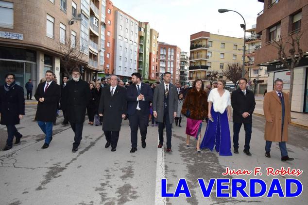 Galardonados por los colectivos festeros posan junto al autor del Cartel de Fiestas, José Manuel Puebla; el secretario general de la Comisión de Festejos, Simón Laborda; el hermano mayor de la Cofradía de la Vera Cruz, Luis Melgarejo; y el alcalde de Caravaca, José Francisco García. 
