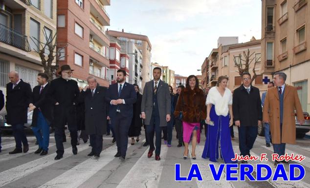 Galardonados por los colectivos festeros posan junto al autor del Cartel de Fiestas, José Manuel Puebla; el secretario general de la Comisión de Festejos, Simón Laborda; el hermano mayor de la Cofradía de la Vera Cruz, Luis Melgarejo; y el alcalde de Caravaca, José Francisco García. 