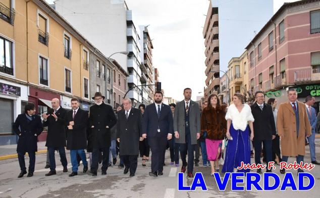 Galardonados por los colectivos festeros posan junto al autor del Cartel de Fiestas, José Manuel Puebla; el secretario general de la Comisión de Festejos, Simón Laborda; el hermano mayor de la Cofradía de la Vera Cruz, Luis Melgarejo; y el alcalde de Caravaca, José Francisco García. 