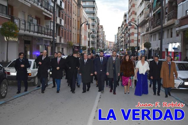 Galardonados por los colectivos festeros posan junto al autor del Cartel de Fiestas, José Manuel Puebla; el secretario general de la Comisión de Festejos, Simón Laborda; el hermano mayor de la Cofradía de la Vera Cruz, Luis Melgarejo; y el alcalde de Caravaca, José Francisco García. 