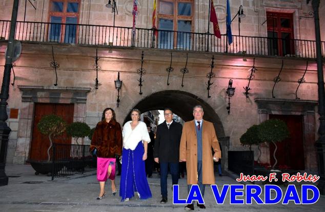 Galardonados por los colectivos festeros posan junto al autor del Cartel de Fiestas, José Manuel Puebla; el secretario general de la Comisión de Festejos, Simón Laborda; el hermano mayor de la Cofradía de la Vera Cruz, Luis Melgarejo; y el alcalde de Caravaca, José Francisco García. 