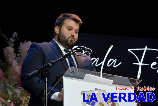 Galardonados por los colectivos festeros posan junto al autor del Cartel de Fiestas, José Manuel Puebla; el secretario general de la Comisión de Festejos, Simón Laborda; el hermano mayor de la Cofradía de la Vera Cruz, Luis Melgarejo; y el alcalde de Caravaca, José Francisco García. 