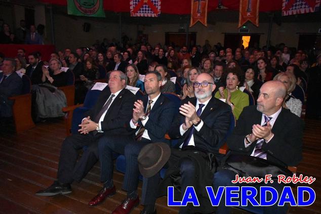 Galardonados por los colectivos festeros posan junto al autor del Cartel de Fiestas, José Manuel Puebla; el secretario general de la Comisión de Festejos, Simón Laborda; el hermano mayor de la Cofradía de la Vera Cruz, Luis Melgarejo; y el alcalde de Caravaca, José Francisco García. 