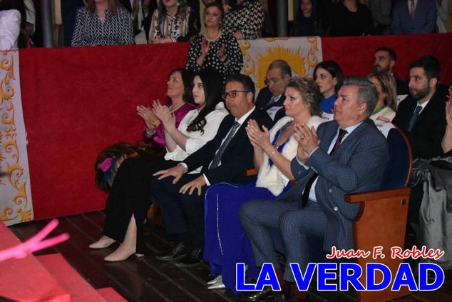 Galardonados por los colectivos festeros posan junto al autor del Cartel de Fiestas, José Manuel Puebla; el secretario general de la Comisión de Festejos, Simón Laborda; el hermano mayor de la Cofradía de la Vera Cruz, Luis Melgarejo; y el alcalde de Caravaca, José Francisco García. 