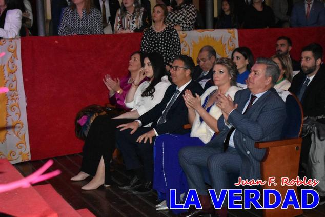 Galardonados por los colectivos festeros posan junto al autor del Cartel de Fiestas, José Manuel Puebla; el secretario general de la Comisión de Festejos, Simón Laborda; el hermano mayor de la Cofradía de la Vera Cruz, Luis Melgarejo; y el alcalde de Caravaca, José Francisco García. 