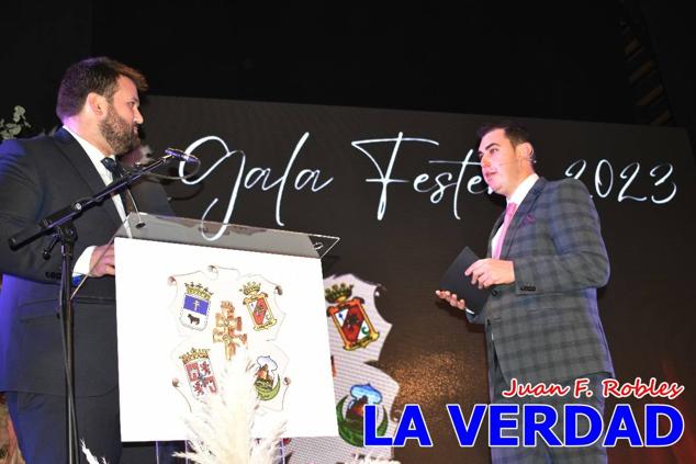 Galardonados por los colectivos festeros posan junto al autor del Cartel de Fiestas, José Manuel Puebla; el secretario general de la Comisión de Festejos, Simón Laborda; el hermano mayor de la Cofradía de la Vera Cruz, Luis Melgarejo; y el alcalde de Caravaca, José Francisco García. 