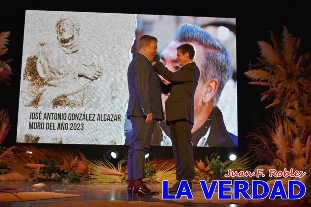 Galardonados por los colectivos festeros posan junto al autor del Cartel de Fiestas, José Manuel Puebla; el secretario general de la Comisión de Festejos, Simón Laborda; el hermano mayor de la Cofradía de la Vera Cruz, Luis Melgarejo; y el alcalde de Caravaca, José Francisco García. 