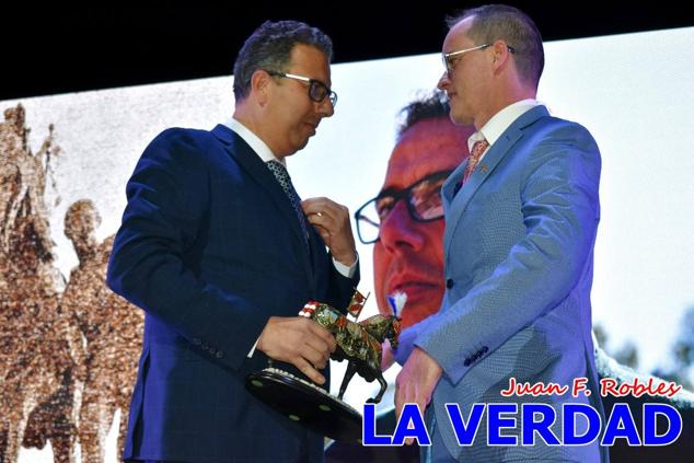 Galardonados por los colectivos festeros posan junto al autor del Cartel de Fiestas, José Manuel Puebla; el secretario general de la Comisión de Festejos, Simón Laborda; el hermano mayor de la Cofradía de la Vera Cruz, Luis Melgarejo; y el alcalde de Caravaca, José Francisco García. 