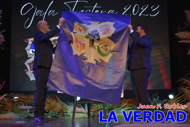 Galardonados por los colectivos festeros posan junto al autor del Cartel de Fiestas, José Manuel Puebla; el secretario general de la Comisión de Festejos, Simón Laborda; el hermano mayor de la Cofradía de la Vera Cruz, Luis Melgarejo; y el alcalde de Caravaca, José Francisco García. 