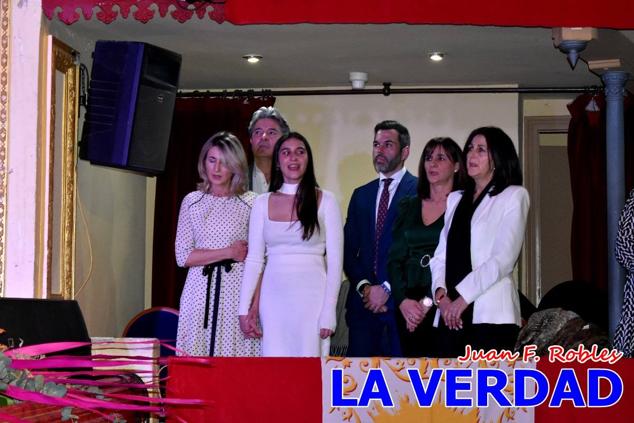 Galardonados por los colectivos festeros posan junto al autor del Cartel de Fiestas, José Manuel Puebla; el secretario general de la Comisión de Festejos, Simón Laborda; el hermano mayor de la Cofradía de la Vera Cruz, Luis Melgarejo; y el alcalde de Caravaca, José Francisco García. 