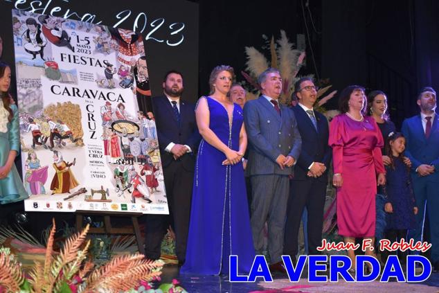 Galardonados por los colectivos festeros posan junto al autor del Cartel de Fiestas, José Manuel Puebla; el secretario general de la Comisión de Festejos, Simón Laborda; el hermano mayor de la Cofradía de la Vera Cruz, Luis Melgarejo; y el alcalde de Caravaca, José Francisco García. 