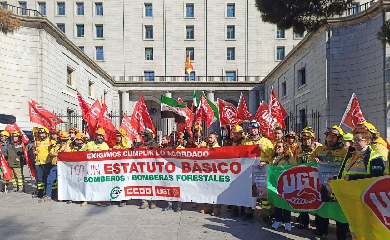 Bomberos forestales de la Región y otras comunidades, este martes frente al Ministerio.