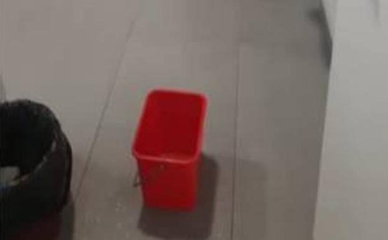 Una de las goteras de la comisaría. 