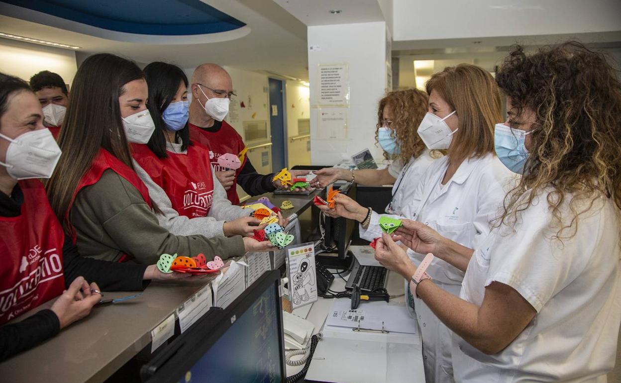 Voluntarios de Secunda Smile enseñan al personal sanitario las manualidades que realizan con los pacientes. 