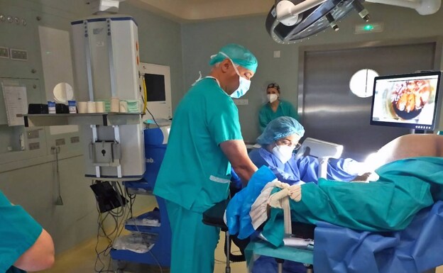 Surgeon Milagros Carrasco performs a high-resolution anoscopy at the Reina Sofía. 