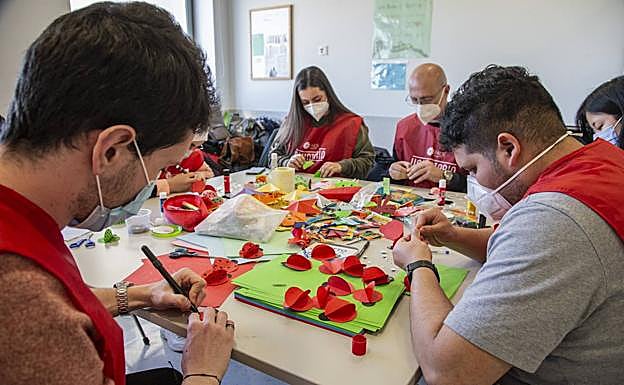 Voluntarios de Secunda Smile realizanmanualidades. 