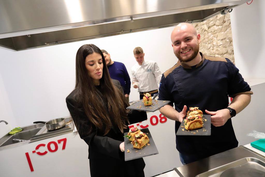 El chef Juan Antonio García presenta su tapa, ganadora del concurso.