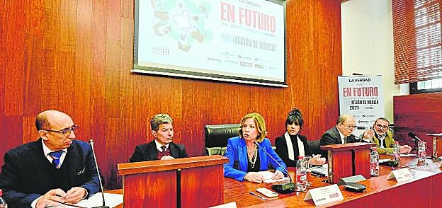 El periodista Manuel Buitrago moderó la mesa redonda en la que participaron Pedro García, Pilar Berral, Carmen Ayala, Joaquín Hernández y Francisco Espín. 