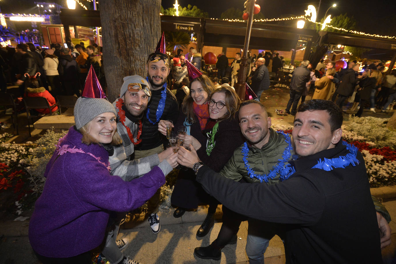 Brindis y ambiente festivo en Murcia para celebrar la Nochevieja