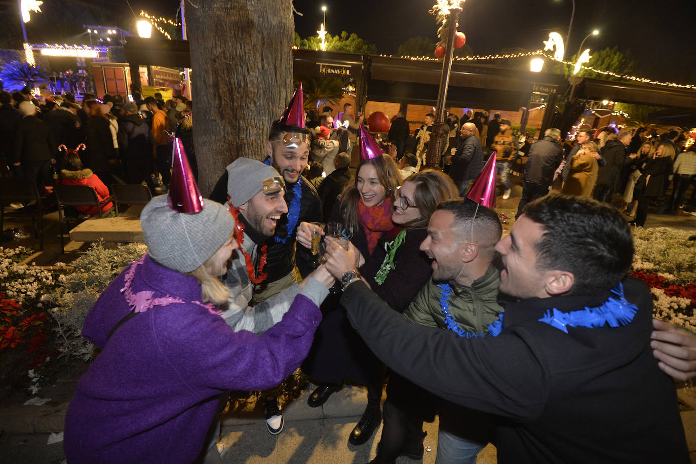 Brindis y ambiente festivo en Murcia para celebrar la Nochevieja