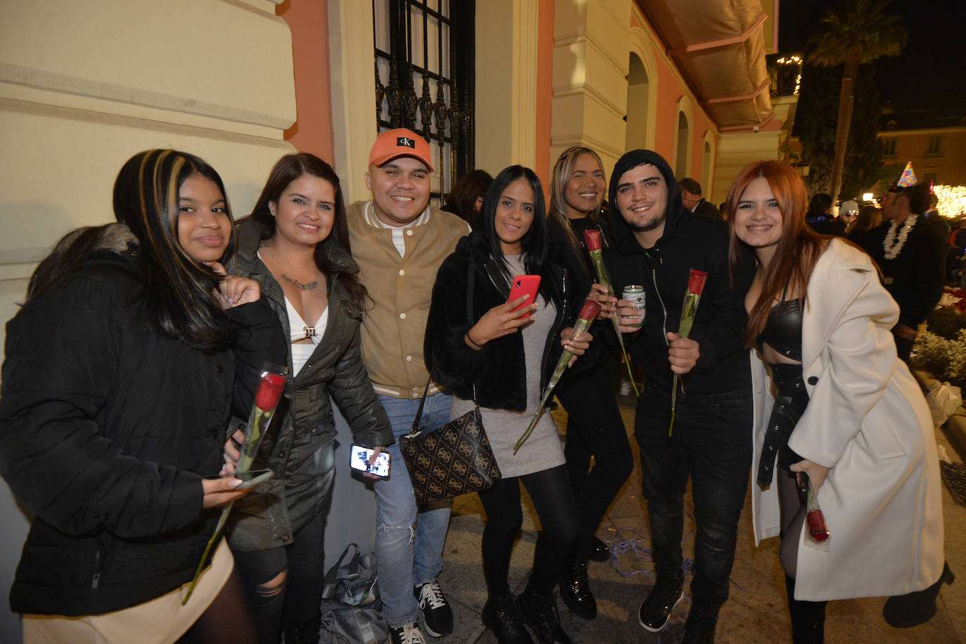 Brindis y ambiente festivo en Murcia para celebrar la Nochevieja