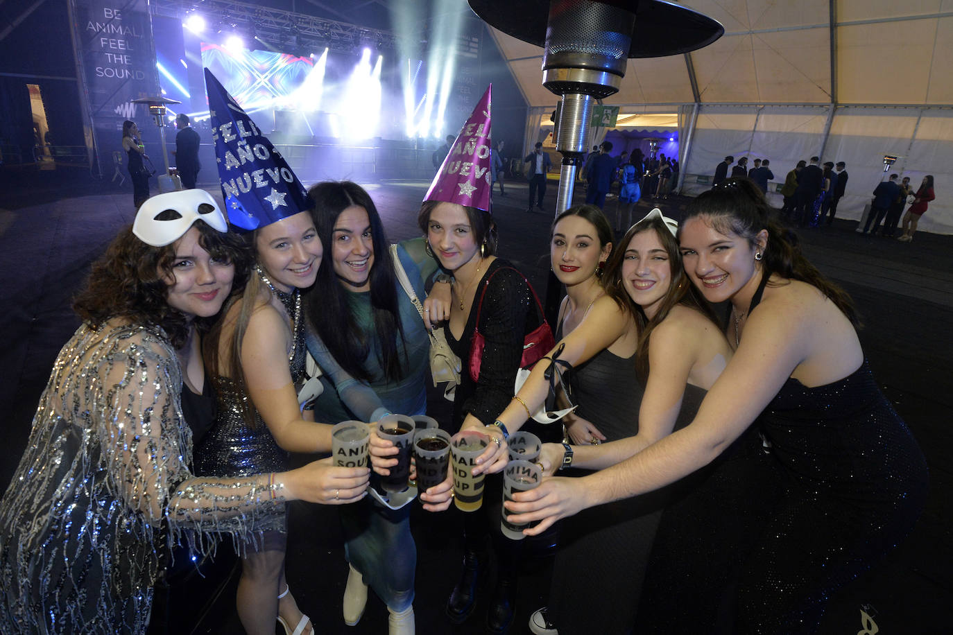 Brindis y ambiente festivo en Murcia para celebrar la Nochevieja