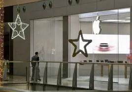 Fachada de la tienda de Apple en Nueva Condomina, este lunes.
