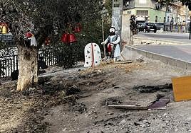 Restos del belén tras el incendio.