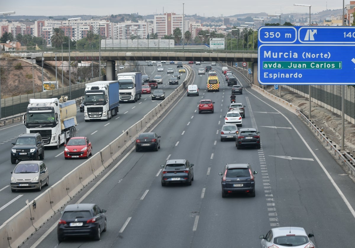 Tráfico en la circunvalación de la A-30 en Murcia durante la pasada semana.