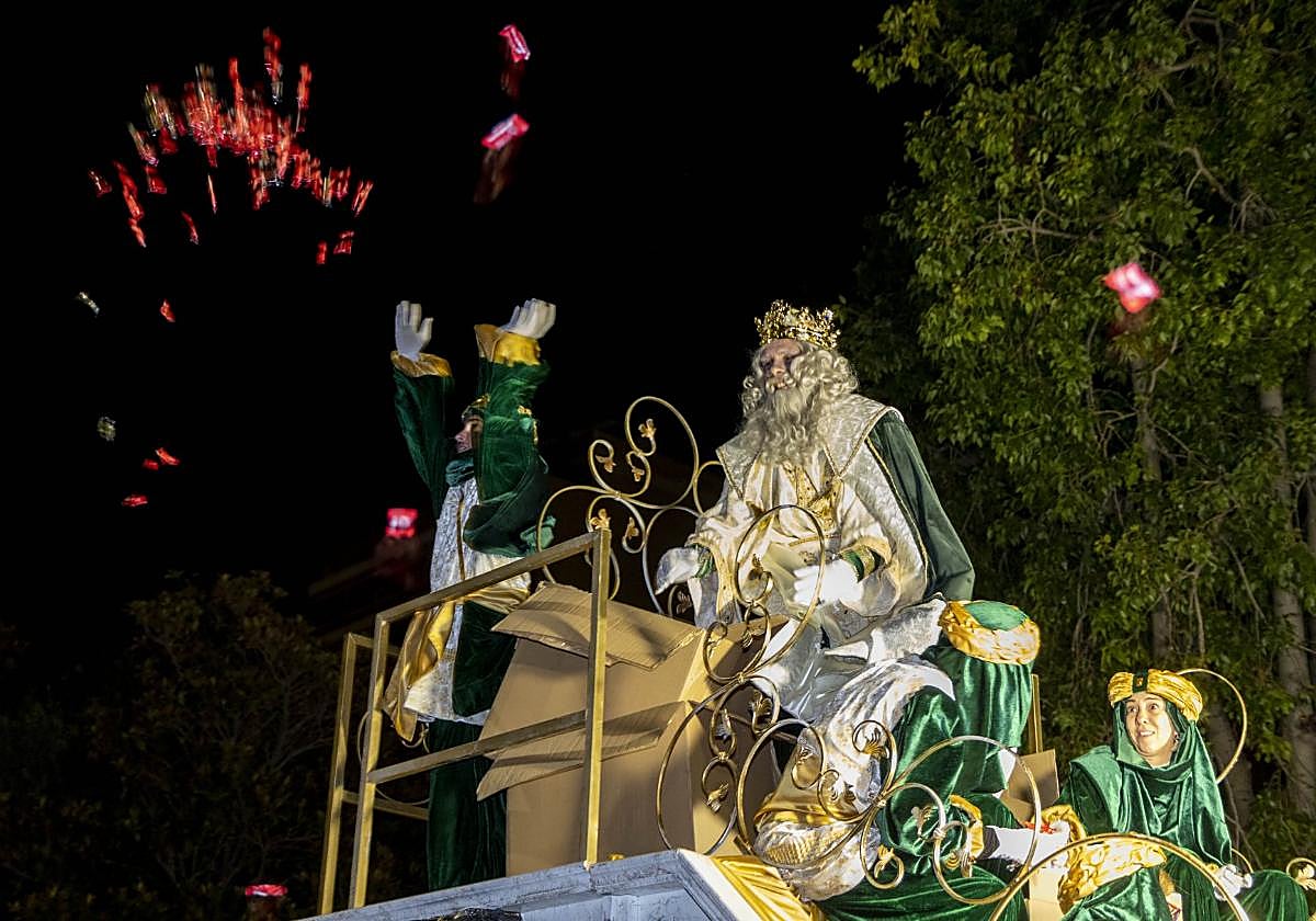 El rey Melchor lanza caramelos en la pasada cabalgata.
