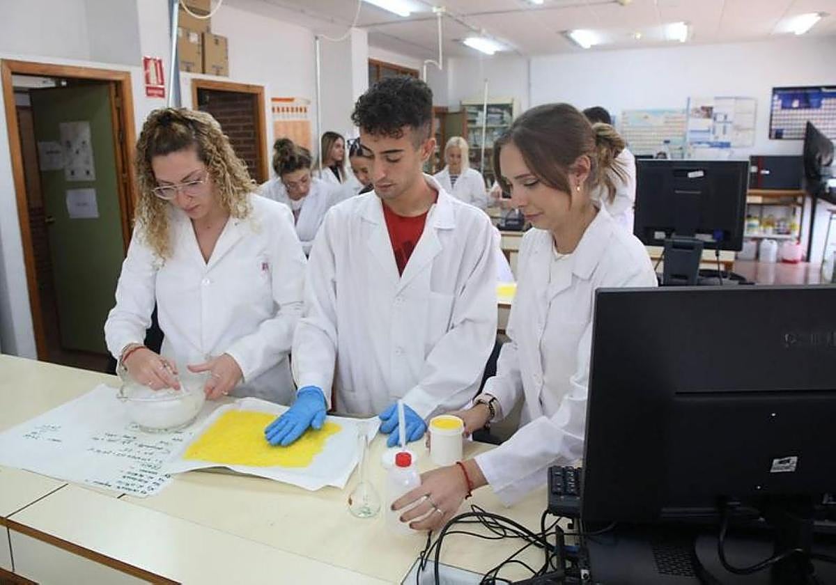 Alumnos realizan prácticas en un laboratorio, en una imagen de archivo.