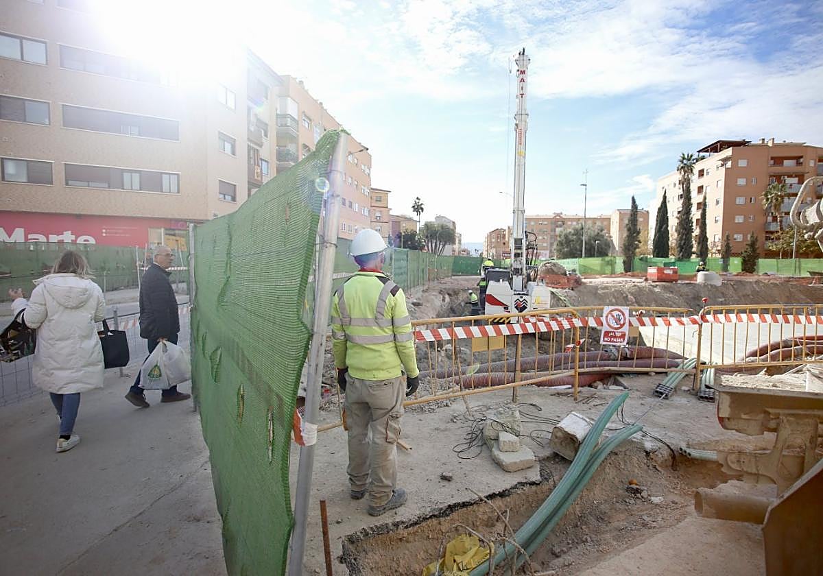 Obras del soterramiento, ayer, en el antiguo paso a nivel de San Pío X en Murcia.