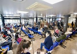 Sala de espera de Urgencias del Hospital Morales Meseguer, ayer, saturada de gente.