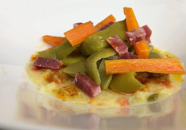 Judías verdes sobre crema de coliflor