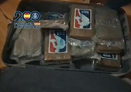 Una de las maletas con cocaína intervenidas.