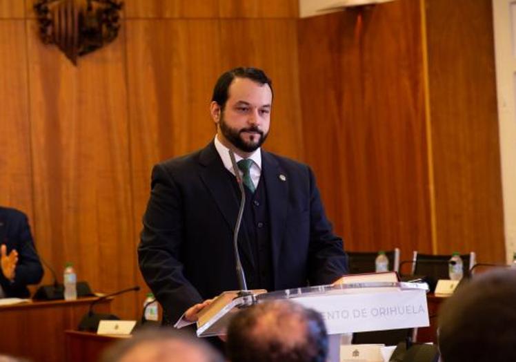 El concejal de Cultura, Gonzalo Montoya, toma posesión del acta en el pleno de investidura del pasado julio.