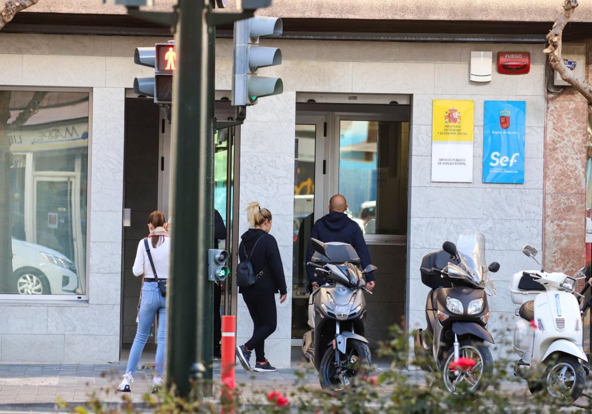 Varias personas, ayer, junto a la oficina de empleo de Ronda Norte, en Murcia.