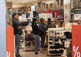 Clientes, en una zapatería de Espacio Mediterráneo, ayer.