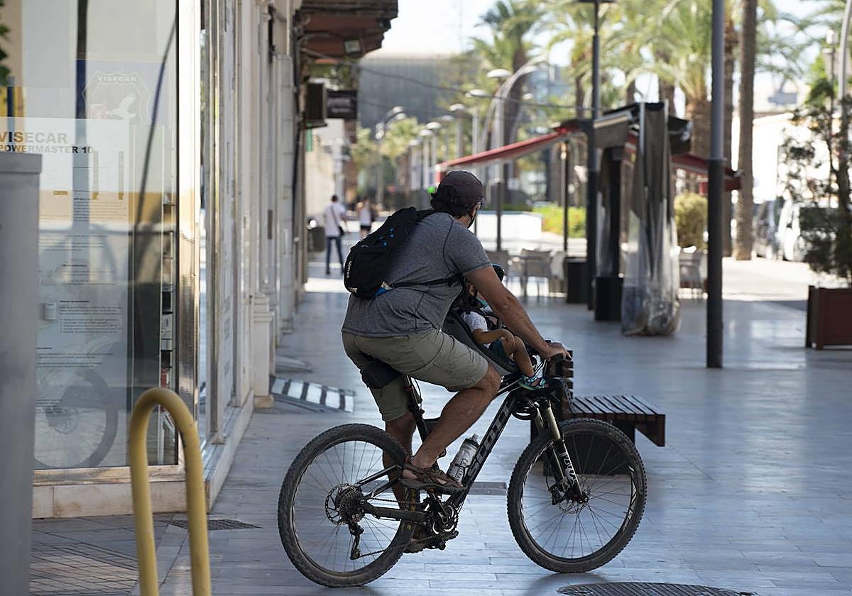 Un ciclista pasea por Cartagena en una imagen de archivo.