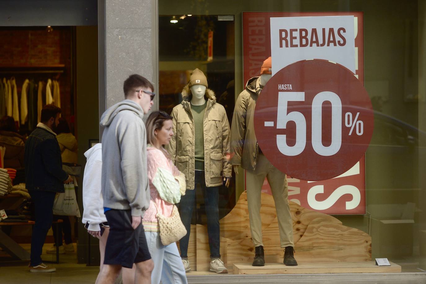 Las imágenes del comienzo de las rebajas en Murcia