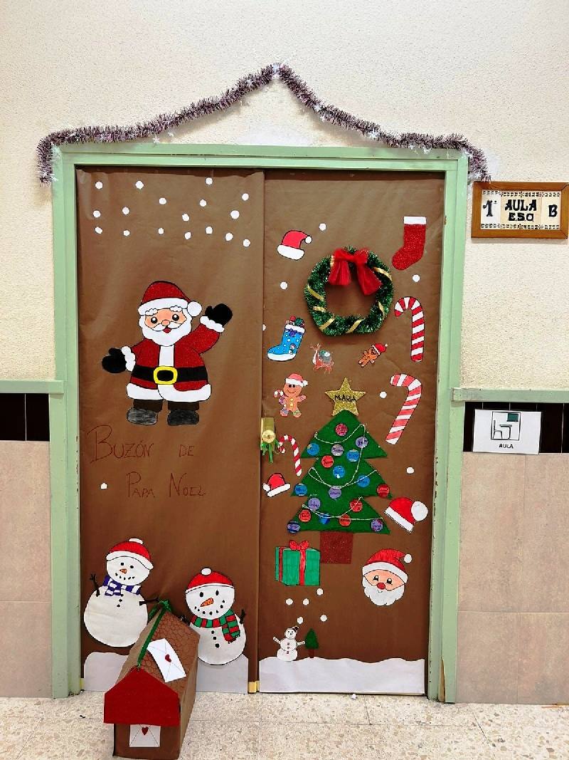 I Concurso de decoración de Puertas Navideñas en el IES San Juan de la Cruz en Caravaca